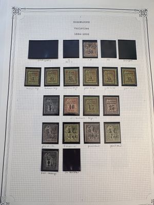 une image d'une collection de timbres sur une table