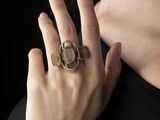 une femme qui porte une bague au doigt et une bague à la main