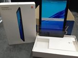 une boîte contenant une tablette et une boîte contenant un téléphone