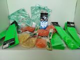 de nombreux sacs de provisions posés sur un comptoir
