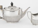 théière et pot à lait plaqués argent, avec un manche en bois
