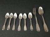 six cuillères en argent et une fourchette posées sur un fond noir