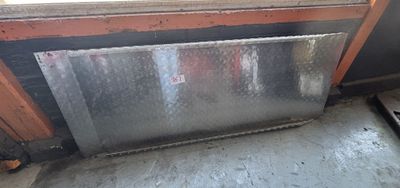 une image représentant une fenêtre avec un vitrage métallique