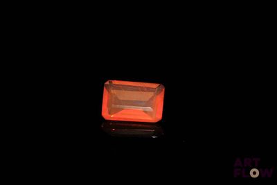 un losange orange dans l'obscurité, sur fond noir
