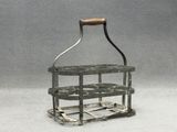 un petit porte-bouteille en métal muni d'une poignée en bois