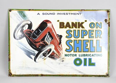 une vieille enseigne en tôle faisant la promotion d'une banque et de l'huile lubrifiante « Super Shell » pour moteurs