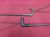 une paire de vieux outils en métal posés sur un tissu rose, sur une table
