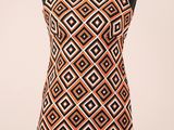 une robe orange et noire sur un mannequin, un mannequin, un mannequin, un mannequin, un mannequin, un mannequin, un mannequin, un mannequin, un mannequin, un mannequin, un mannequin, un mannequin, un mannequin, un mannequin, un mannequin, un mannequin, un mannequin, un mannequin, un mannequin, un mannequin, un mannequin, un mannequin, un mannequin, un mannequin, un mannequin, un mannequin, un mannequin, un mannequin, un mannequin, un mannequin, un mannequin, un mannequin, un mannequin, un manne