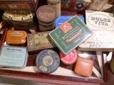 de nombreuses boîtes de conserve de différents types posées sur une table
