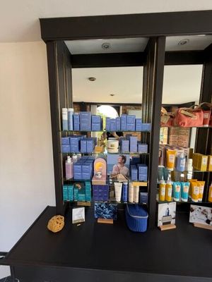 une photo d'une commode noire sur laquelle sont disposés de nombreux produits de beauté