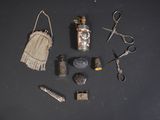 un grand nombre d'objets posés sur une table