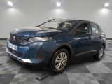 une voiture bleue garée dans une pièce au sol en damier