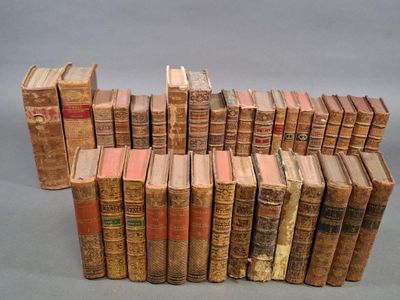 un grand nombre de vieux livres empilés les uns sur les autres
