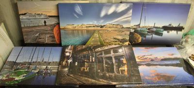 de nombreuses photos de bateaux exposées sur une table