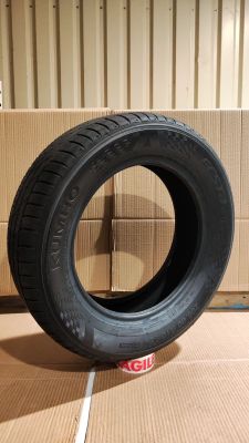 Les pneus sont empilés sur un carton dans un entrepôt.
