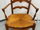 une image représentant une chaise en bois dont l'assise est en bois