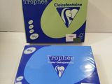 Deux boîtes de trophées sont posées sur une table