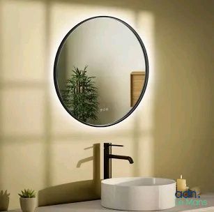 un lavabo blanc placé sous un miroir rond dans une salle de bains