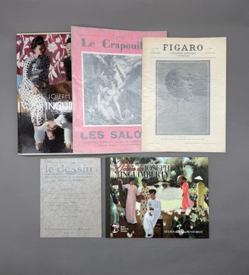 Plusieurs livres et magazines sont posés contre un mur dans une pièce.