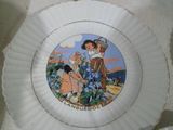 une assiette sur laquelle est représentée une image de deux enfants
