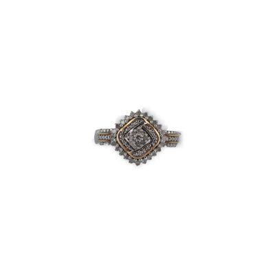 gros plan d'une bague en diamant sur fond blanc