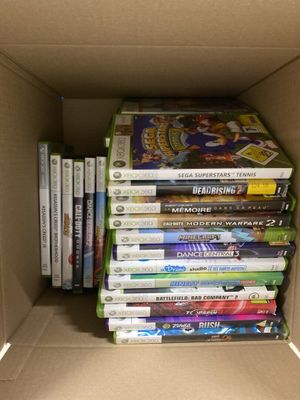 une boîte en carton remplie de nombreux jeux vidéo différents