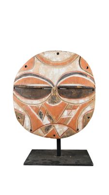 image d'un masque en bois sur un support sur fond blanc
