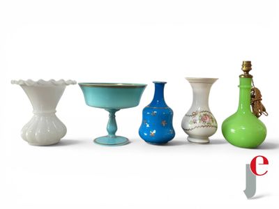 cinq vases différents posés les uns à côté des autres sur une surface blanche