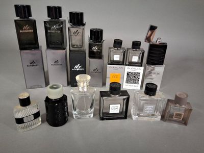 plusieurs types de flacons de parfum sur la table