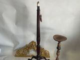 une paire de bougeoirs anciens en bois et un porte-bougie sur fond blanc