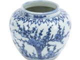 un vase bleu et blanc orné d'un motif d'arbre
