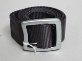 une ceinture noire ornée d'une boucle argentée