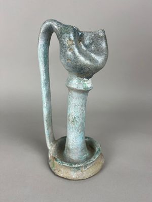 une image représentant un vase muni d'une anse posé sur une table