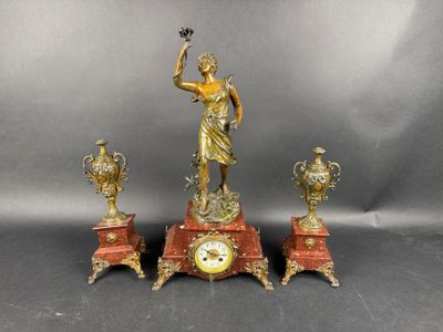 une statue représentant une femme tenant une horloge et trois vases