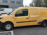 une camionnette jaune garée dans un parking