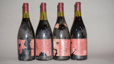 trois bouteilles de vin sont posées l'une à côté de l'autre sur une table