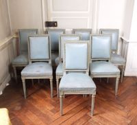 SUITE DE HUIT CHAISES de salle à manger en bois mouluré, scu… (photo 2)