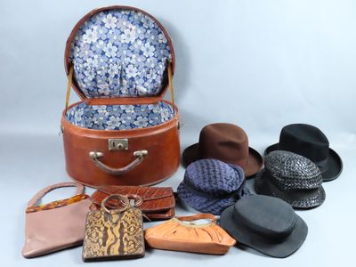 de nombreux chapeaux et sacs de toutes sortes posés sur la table