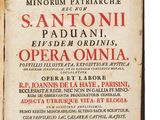 un vieux livre sur lequel figurent des inscriptions en rouge