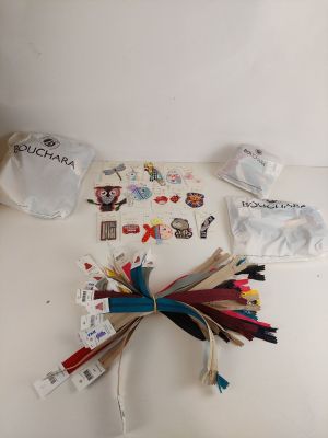 tout un tas d'objets divers posés sur la table
