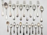beaucoup de cuillères en argent et de cuillères sur la table