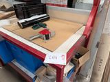 une table sur laquelle se trouvent de nombreux outils