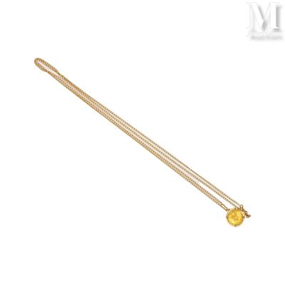 gros plan d'un collier en or sur fond blanc