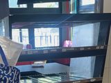 un sac posé devant un distributeur automatique