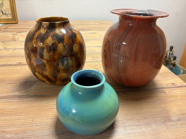 Vase en verre, vase en céramique et petit vase en céramique 
