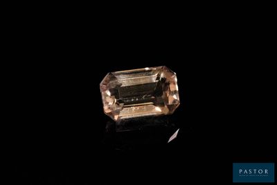 un diamant taille émeraude sur un fond noir