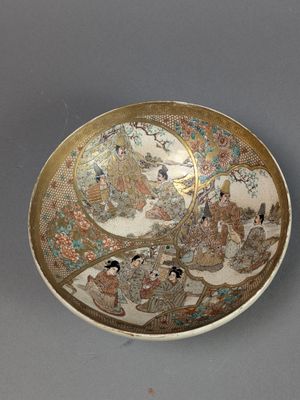 une photo d'une assiette décorée d'une peinture, posée sur une table