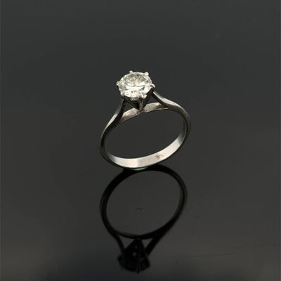 bague de fiançailles en or blanc ornée d'un diamant rond de taille brillant