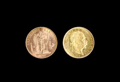 deux types différents de pièces d'or sur fond noir