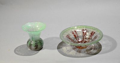 deux vases en verre posés l'un à côté de l'autre sur une table